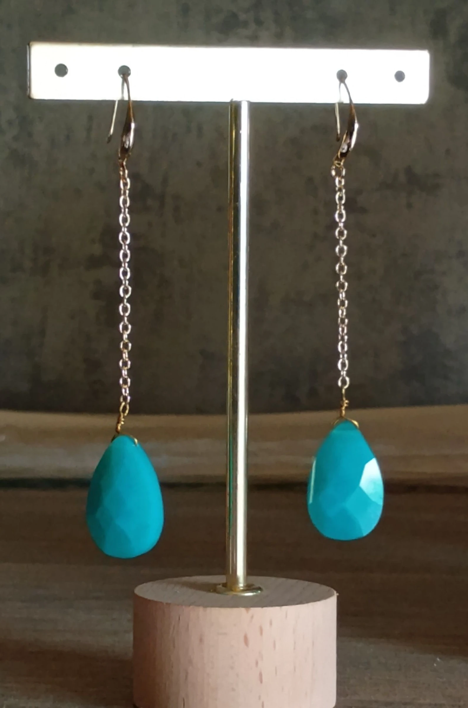 Elegante stralende Boho chic goudkleurige statement oorbellen met turquoise druppel
